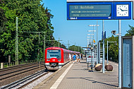 S-Bahn im Bahnhof Halstenbek in Schleswig-Holstein