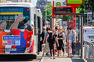 Menschen steigen in einen Metrobus der Linie M5 in Hamburg