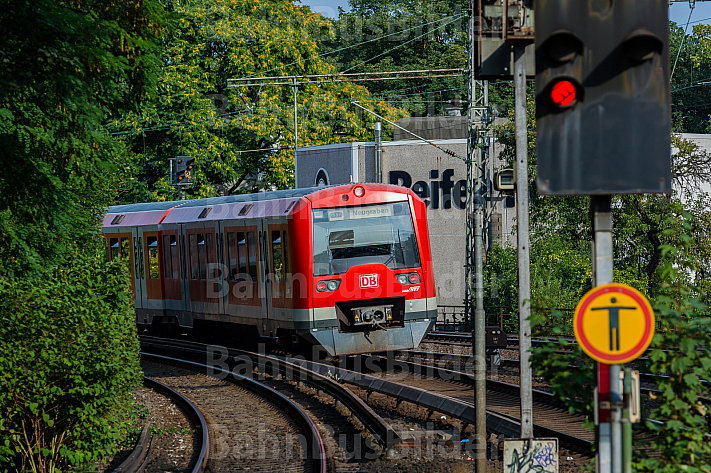 S-Bahn in Hamburg mit rotem Signal