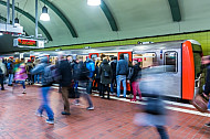 Menschen steigen in eine U-Bahn am Hauptbahnhof in Hamburg