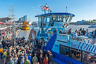 Eine Menschenmenge drängt an den Hamburger Landungsbrücken auf eine Hafenfähre der Linie 62