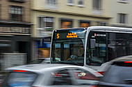 Ein HVV-Bus der Metrobuslinie 5 zieht in der Grindelallee in Hamburg an einem Stau vorbei