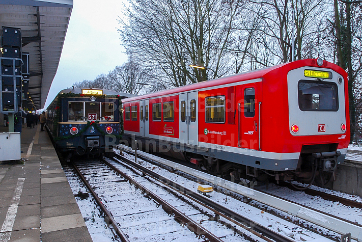 Historische Weihnachts-S-Bahn in Bergedorf neben einer S21