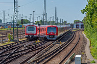 Zwei S-Bahnen der Baureihen 472 und 474 stehen vor dem S-Bahn-Betriebswerk Elbgaustraße