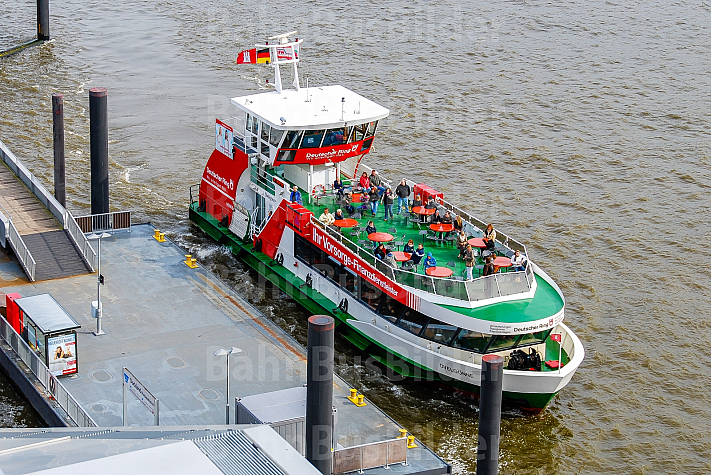 Hafenfähre Övelgönne am Anleger Dockland in Hamburg