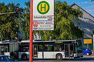 Metrobus der Linie M2 am Schenefelder Platz in Hamburg