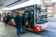 Menschen steigen am U-Bahnhof Wandsbek Markt in Hamburg in einen Metrobus der Linie 9