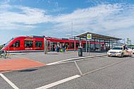 Menschen (Touristen) steigen aus Regionalzug im neuen Bahnhof Burg auf Fehmarn in Schleswig-Holstein