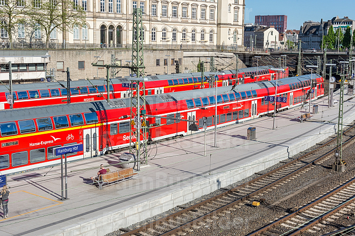 Zwei moderne Regionalzüge der Deutschen Bahn warten im Hamburger Hauptbahnhof auf ihre Abfahrt