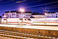 ICE bei Nacht im Bahnhof Hamburg-Altona