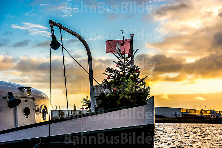 Weihnachtsbaum auf der historischen Hadag-Hafenfähre Kirchdorf
