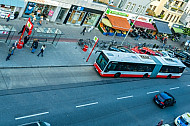 Metrobus fährt in Haltestelle Osterstraße in Hamburg