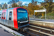 Ein U-Bahn-Zug der Baureihe DT5 in der Haltestelle Landungsbrücken im Hamburger Hafen