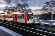 Ein U-Bahn-Zug vom Typ DT3 fährt aus der Haltestelle Wandsbek-Gartenstadt in Hamburg