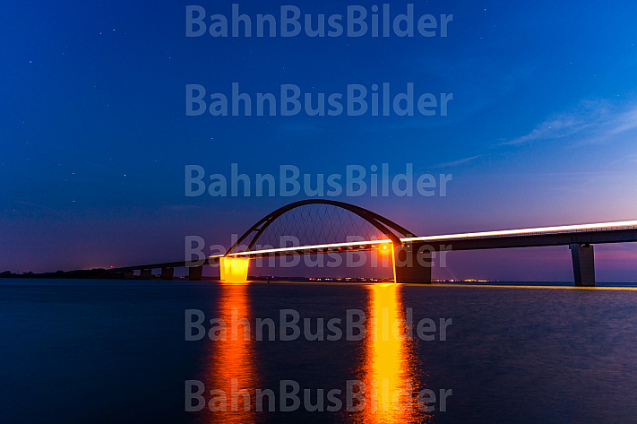 Fehmarnsundbrücke mit Zug bei Nacht