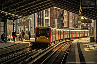 U-Bahn am Rödingsmarkt in Hamburg im Gegenlicht