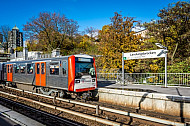 Ein U-Bahn-Zug der Baureihe DT3 in der Haltestelle Landungsbrücken im Hamburger Hafen