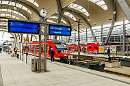 Anzeigetafeln und Regionalzug im Hauptbahnhof Kiel in Schleswig-Holstein
