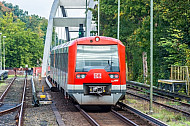 Ein Zug der Hamburger S-Bahn auf dem Weg zum Flughafen/Airport