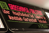 Fahrzielanzeiger im U-Bahnhof Jungfernstieg in Hamburg