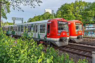 Zwei Hamburger S-Bahnen begegnen sich bei Frühlingswetter auf der Verbindungsbahn am Dammtor