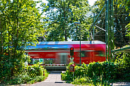 Regionalzug quert Bahnübergang Schloßgarten in Hamburg-Wandsbek