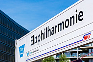 Stationsschild am Anleger Elbphilharmonie in Hamburg