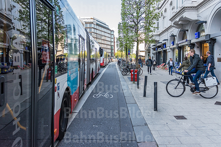 Ein HVV-Linienbus steht teilweise auf einer Fahrradspur am Gänsemarkt in Hamburg