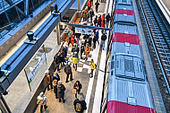 U-Bahnhof Elbbrücken in Hamburg auf dem Bahnsteig vor einem Zug