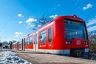 S-Bahn im winterlichen Hamburg am Bahnhof Klein Flottbek mit Schnee