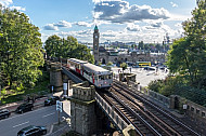 Ein historischer U-Bahnzug vom Typ TU auf der Linie U3 vor den Landungsbrücken in Hamburg