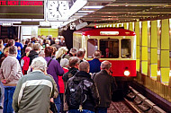 Menschen warten auf Oldtimer-U-Bahn (Hanseat) im Bahnhof Jungfernstieg in Hamburg