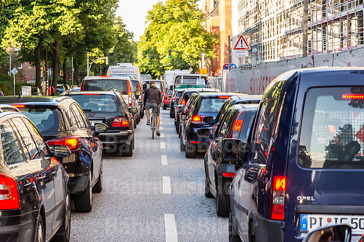 Ein Fahrradfahrer schlängelt sich durch einen Stau in Hamburg