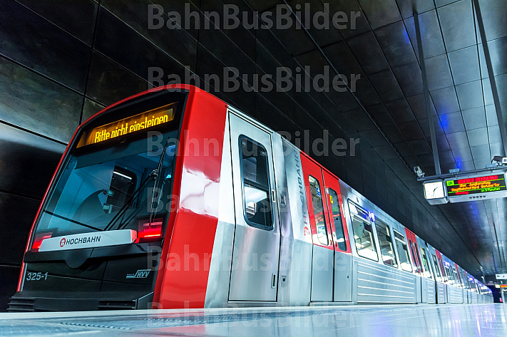 Ein U-Bahn-Zug vom Typ DT5 in der Haltestelle HafenCity Universität in Hamburg