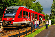 Menschen steigen in einen Sonderzug auf einer stillgelegten Bahnstrecke in Rendsburg-Seemühlen in Schleswig-Holstein