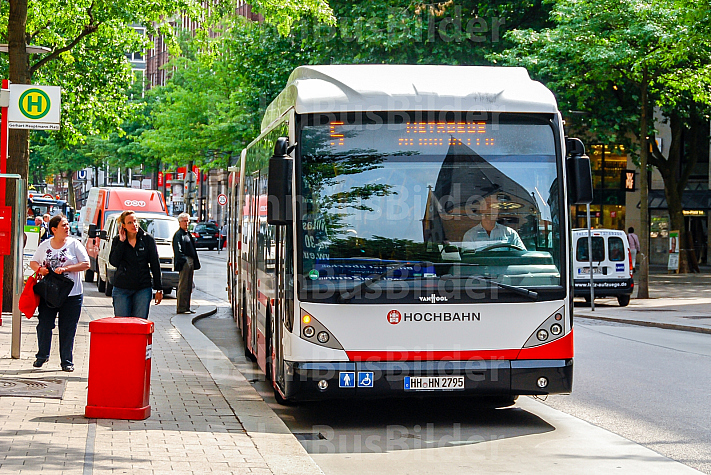 XXL-Bus der Hochbahn in der Mönckebergstraße in Hamburg