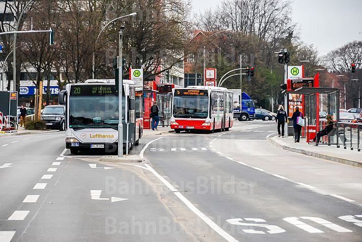 Zwei Metrobusse an der Haltestelle Gärtnerstraße in Hamburg