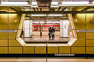 U-Bahn im Bahnhof Jungfernstieg in Hamburg (Bewegungsunschärfe)