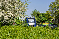 Ein LINT-Triebwagen der AKN in Ellerau in Schleswig-Holstein