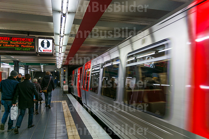 Menschen steigen aus einer U-Bahn in St. Pauli in Hamburg