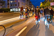Fahrradfahrer fahren im Abendblicht über die Stresemannstraße in Hamburg
