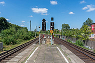 Zwei Ausfahrtsignale am S-Bahnhof Diebsteich in Hamburg. Diese Station soll für den neuen Fernbahnhof Altona weichen