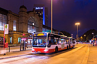 Metrobus am Dammtor in Hamburg bei Nacht