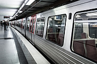 Ein U-Bahn-Zug vom Typ DT5 fährt in den Bahnhof Jungfernstieg ein