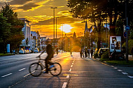 Fahrradfahrer fahren bei Sonnenuntergang auf der Schröderstiftstraße am Schlump in Hamburg