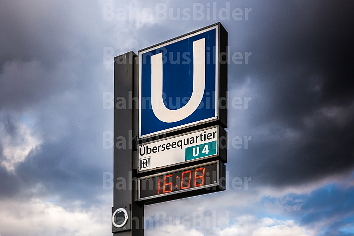 Ein Haltestellenschild mit U-Bahn-Piktogramm an der Haltestelle Überseequartier in Hamburg