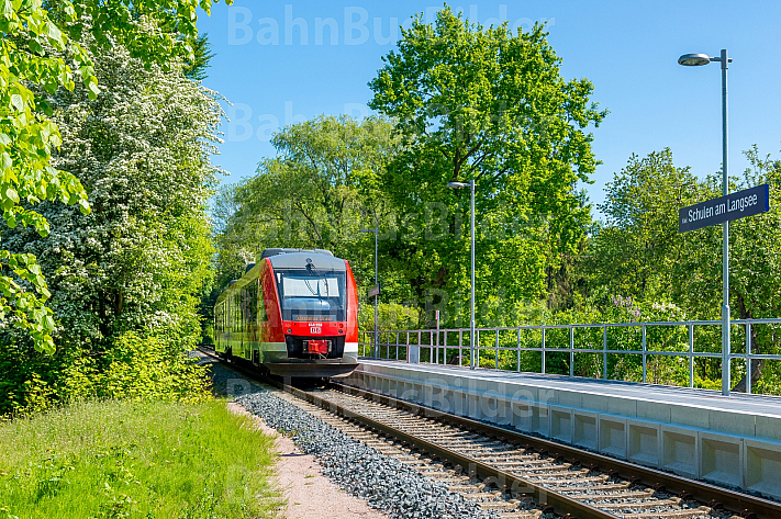 Regionalzug (Sonderzug) am 2013 neu eröffneten Haltepunkt Schulen am Langsee in Kiel