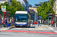 Metrobus der Linie M5 an der Staatsbibliothek in Hamburg