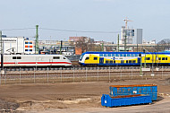 Metronom-Zug und ICE in der HafenCity in Hamburg