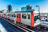 Ein U-Bahn-Zug vom Typ DT3 in der Haltestelle Baumwall vor der Elbphilharmonie in Hamburg